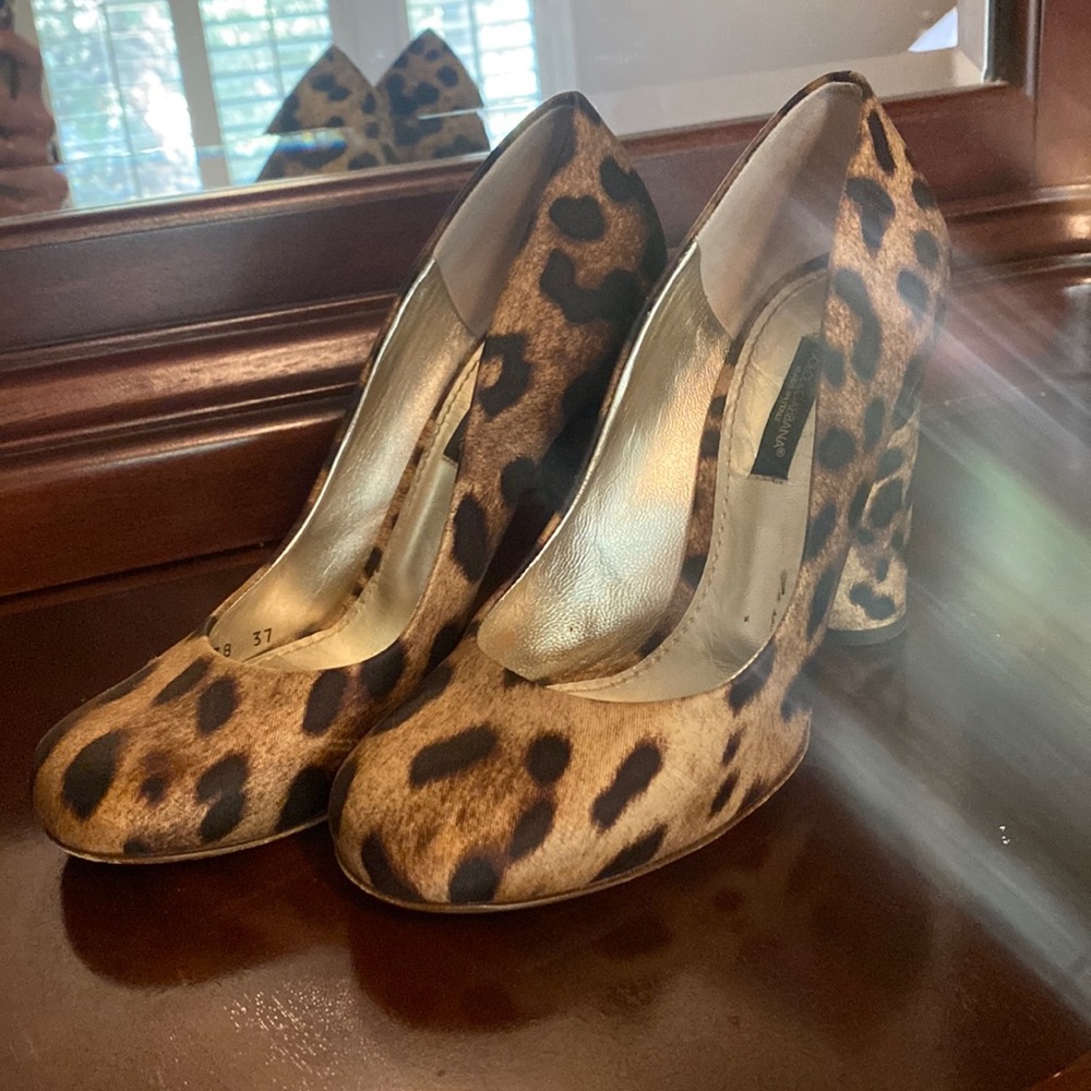 Dolce and Gabbana Womens Cheetah Print Round Toe Heels